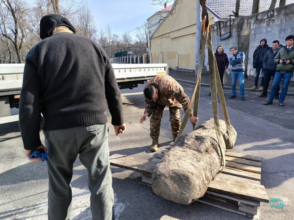 До історичного музею у Дніпрі доставили врятовану на Донеччині кам'яну бабу