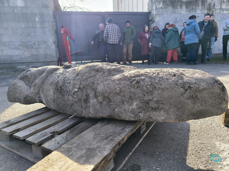 До історичного музею у Дніпрі доставили врятовану на Донеччині кам'яну бабу