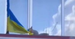 В Днепре "на горячем" поймали белку, пытавшуюся украсть государственный флаг с крыши здания - рис. 1