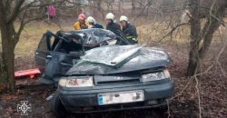 На Дніпропетровщині надзвичайники дістали з понівечено авто чоловіка