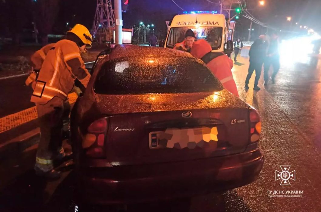 На Дніпропетровщині надзвичайники деблокували водія з понівеченого авто