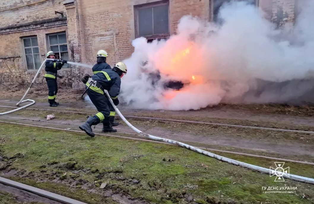 У Дніпрі надзвичайники загасили палаючий автомобіль