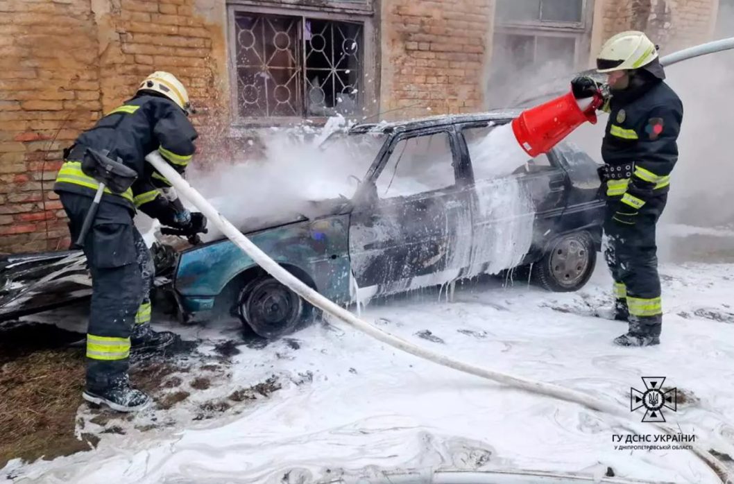У Дніпрі надзвичайники загасили палаючий автомобіль