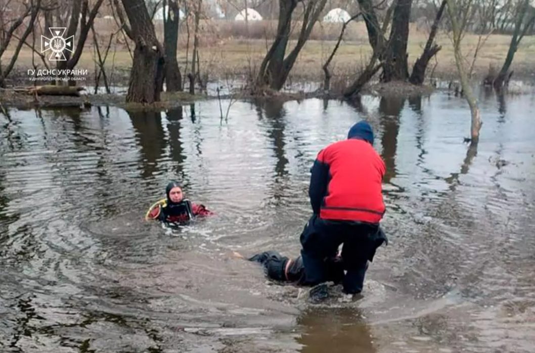 На Дніпропетровщині рятувальники дістали з річки тіло хлопця