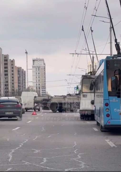 У Дніпрі ванатажівка зламалася посеред дороги, рух тролейбусів заблоковано