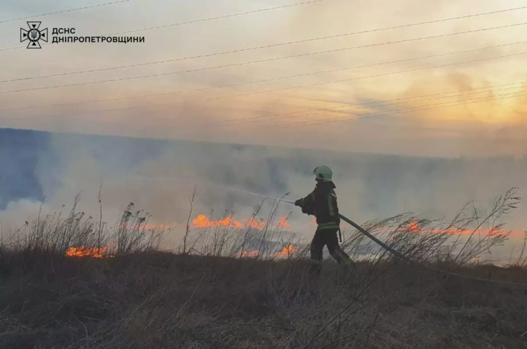 На Дніпропетровщині за добу надзвичайники ліквідували 60 пожеж
