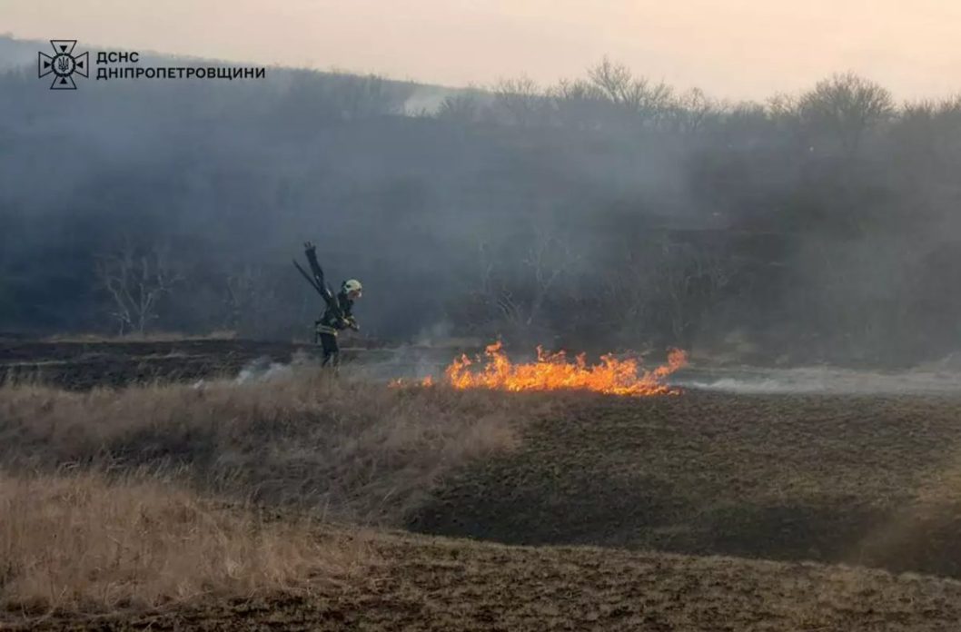 На Дніпропетровщині за добу надзвичайники ліквідували 60 пожеж