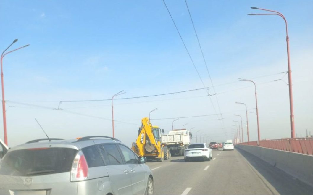 В Днепре из-за два ДТП на Новом мосту образовалась пробка - рис. 1