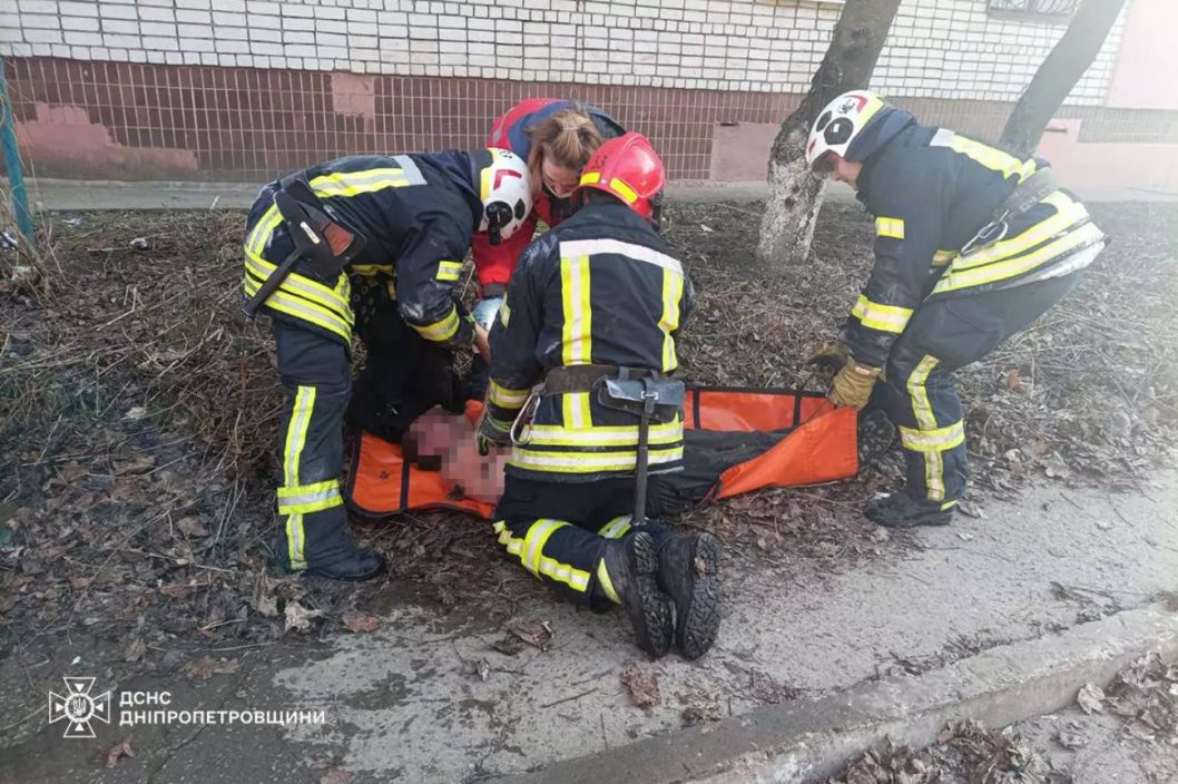 На Дніпропетровщині надзвичайники на пожежі врятували чоловіка