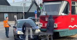 В Днепре легковушка столкнулась с трамваем - рис. 9