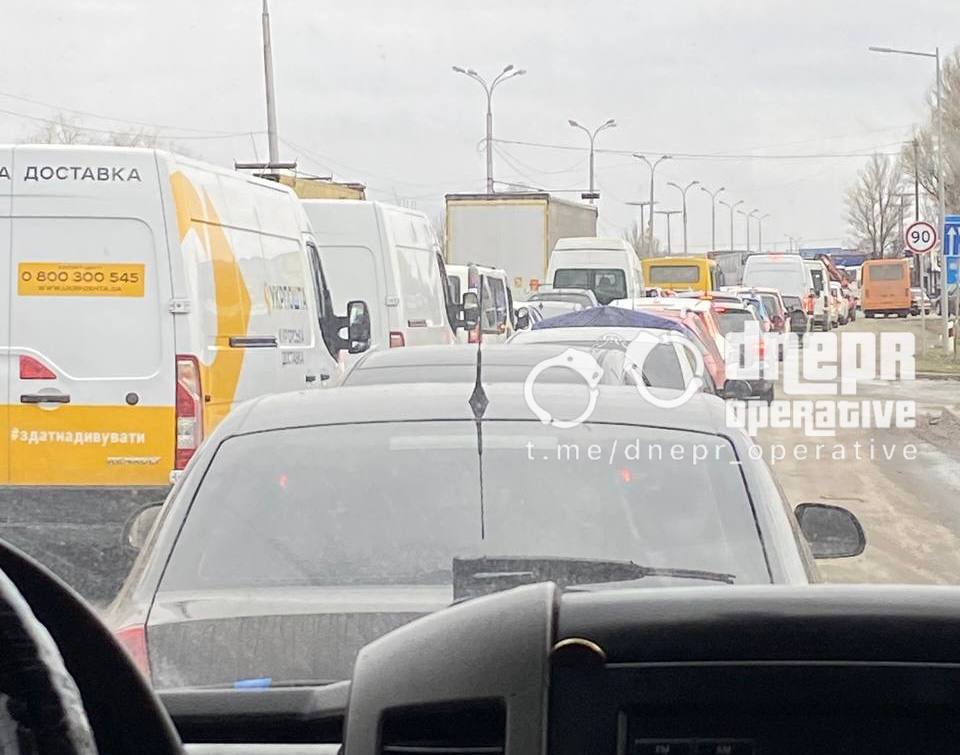На Дніпропетровщині люди стоять в величезному заторі