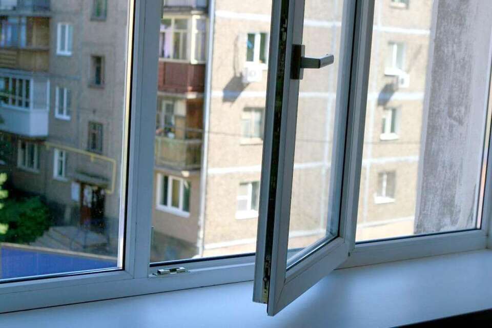Понад 40 хвилин намагались реанімувати: на Дніпропетровщині дівчина випала з вікна багатоповерхівки
