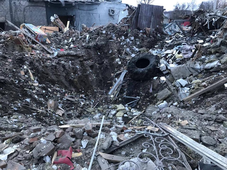 Окупанти вдарили ракетами по готелю на Харківщині: вбили 2-місячне немовля, його мати — у лікарні - рис. 2