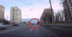 На Слобожанському проспекті міста Дніпро в авто на ходу відірвалось колесо і ледь не вбило пішохода.