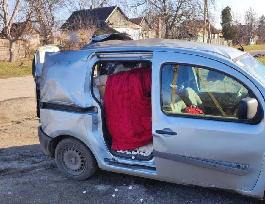 На Дніпропетровщині дрон поцілив в авто: двоє постраждалих