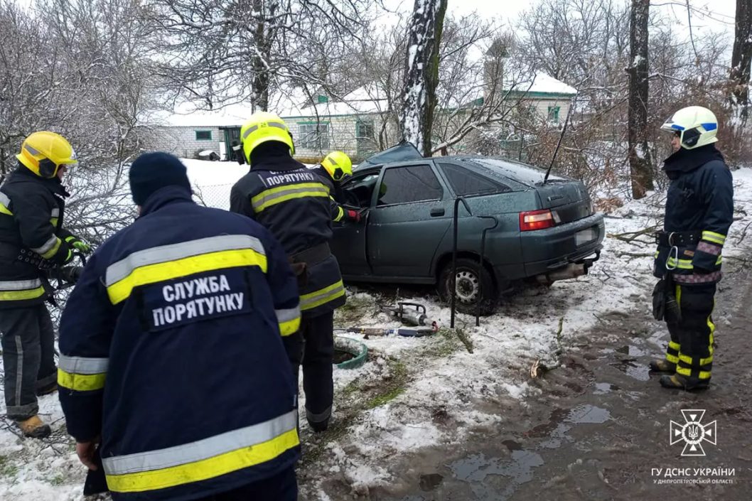 Водій ВАЗ протаранив дерево: подробиці смертельної ДТП на Дніпропетровщині