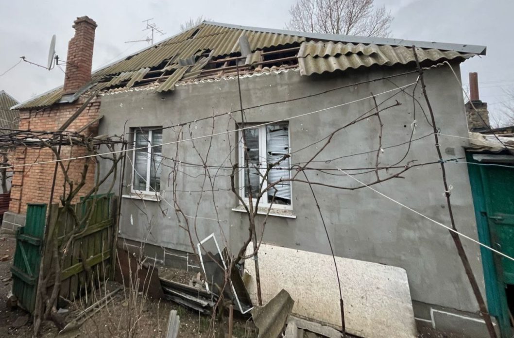 Пошкоджені будинки, авто та ЛЕП: протягом дня окупанти 10 разів атакували Дніпропетровщину