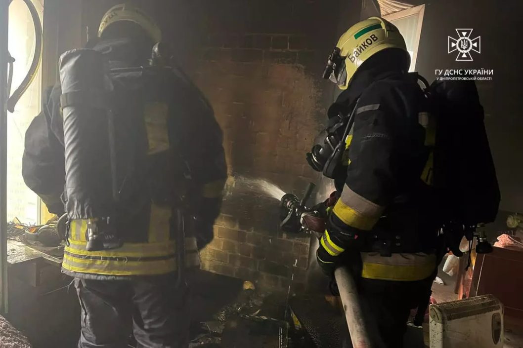 В центре Днепра во время пожара чрезвычайники спасли котика - рис. 1