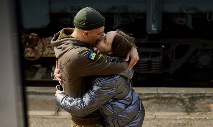 Поздравление прямо в поезде: Укрзалізниця ввела новую услугу ко Дню влюбленных - рис. 1