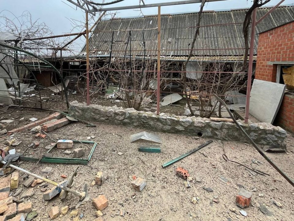 Грады, ствольная артиллерия и дроны-камикадзе: российские оккупанты атаковали Никопольщину - рис. 1