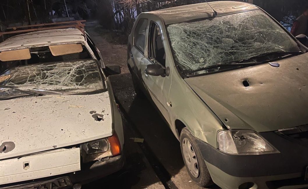 Вночі у небі над Дніпропетровщиною збили "Шахеди": уламки дронів пошкодили будинки та авто - рис. 3