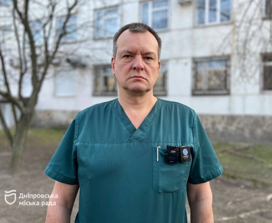 Медики Дніпра оперативно надали допомогу постраждалим внаслідок терористичного удару по багатоповерхівці. Двоє мешканців ще в лікарні
