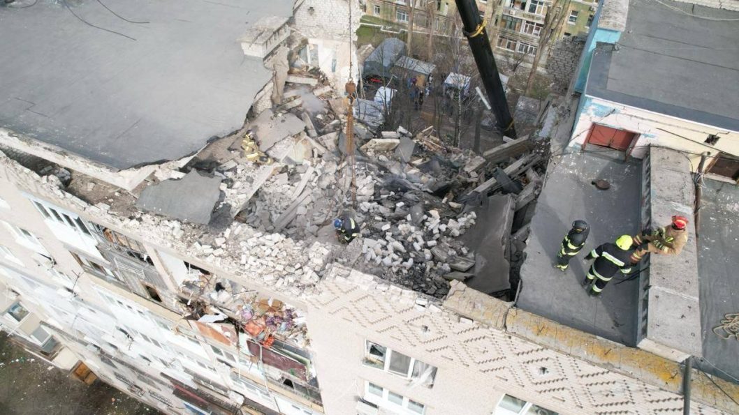 З-під завалів потрощеного дроном будинку у Дніпрі дістали тіло чоловіка