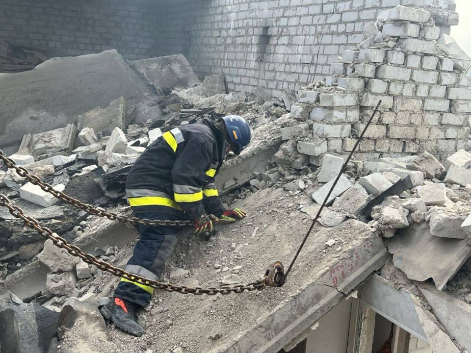 З-під завалів потрощеного дроном будинку у Дніпрі дістали тіло чоловіка