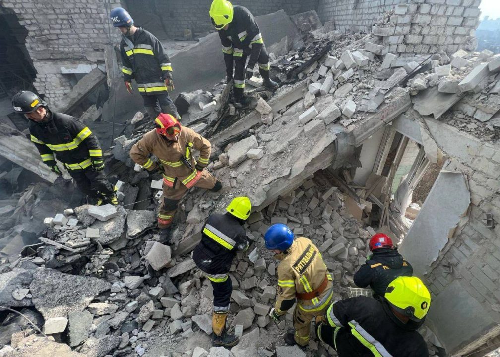 З-під завалів потрощеного дроном будинку у Дніпрі дістали тіло чоловіка