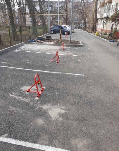 Паркоместо на замке: в Днепре водители сделали собственную стоянку во дворе многоэтажки - рис. 1
