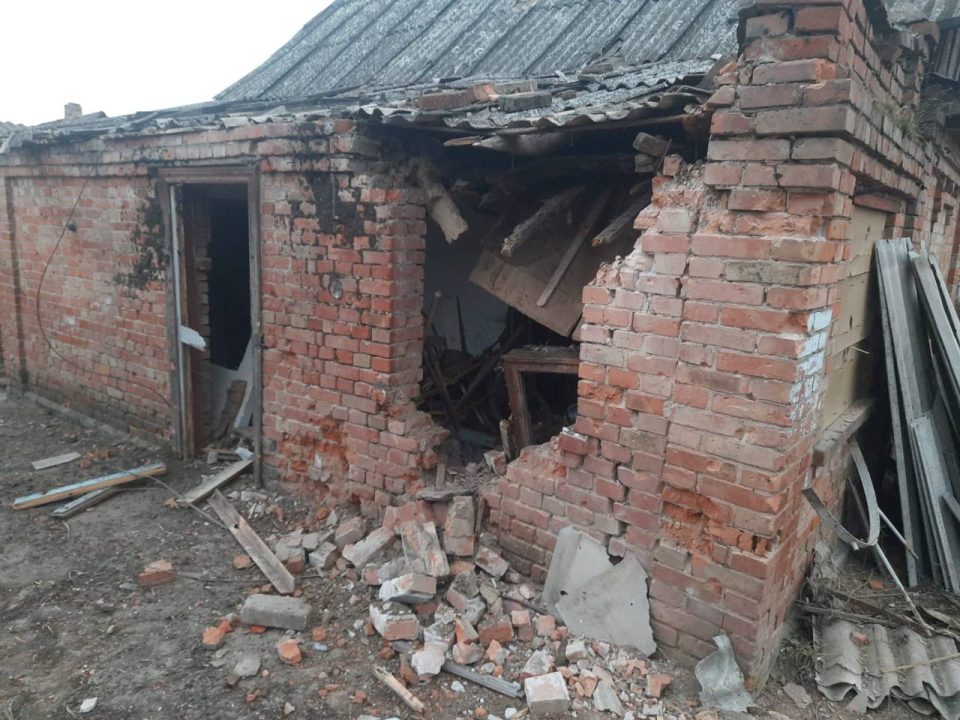 Оккупанты 17 раз атаковали Никопольщину: есть масштабные разрушения - рис. 1