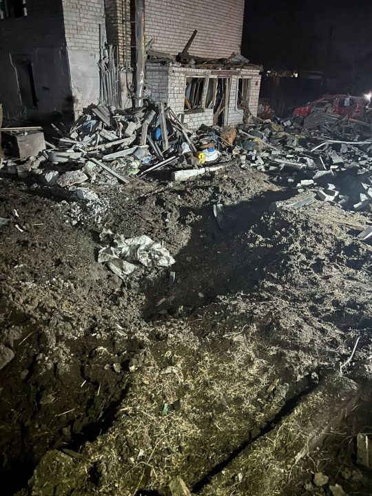 Повреждены 10 домов, пострадали 4 гражданских: подробности атаки оккупантов по Днепру - рис. 4