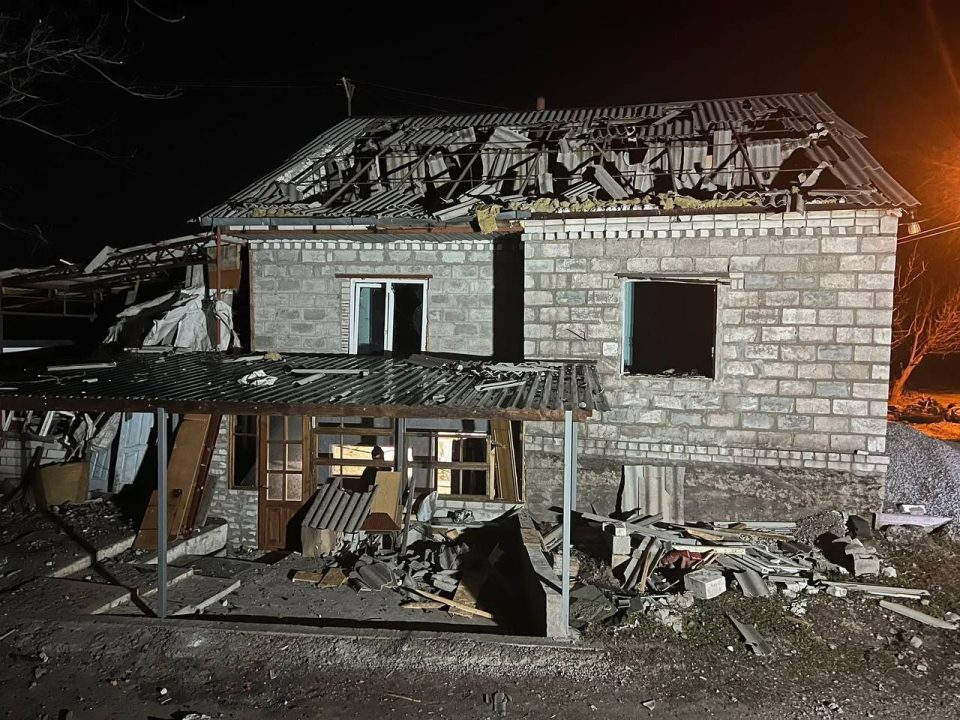 Повреждены 10 домов, пострадали 4 гражданских: подробности атаки оккупантов по Днепру - рис. 2
