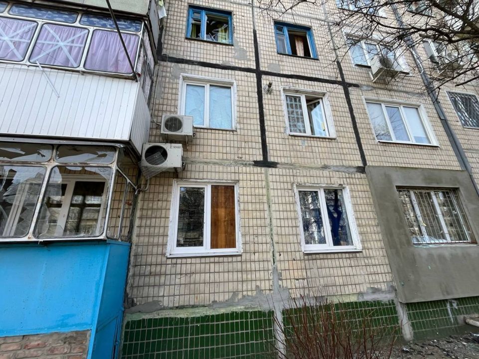 Внаслідок ворожого обстрілу на Дніпропетровщині постраждав 70-річний чоловік