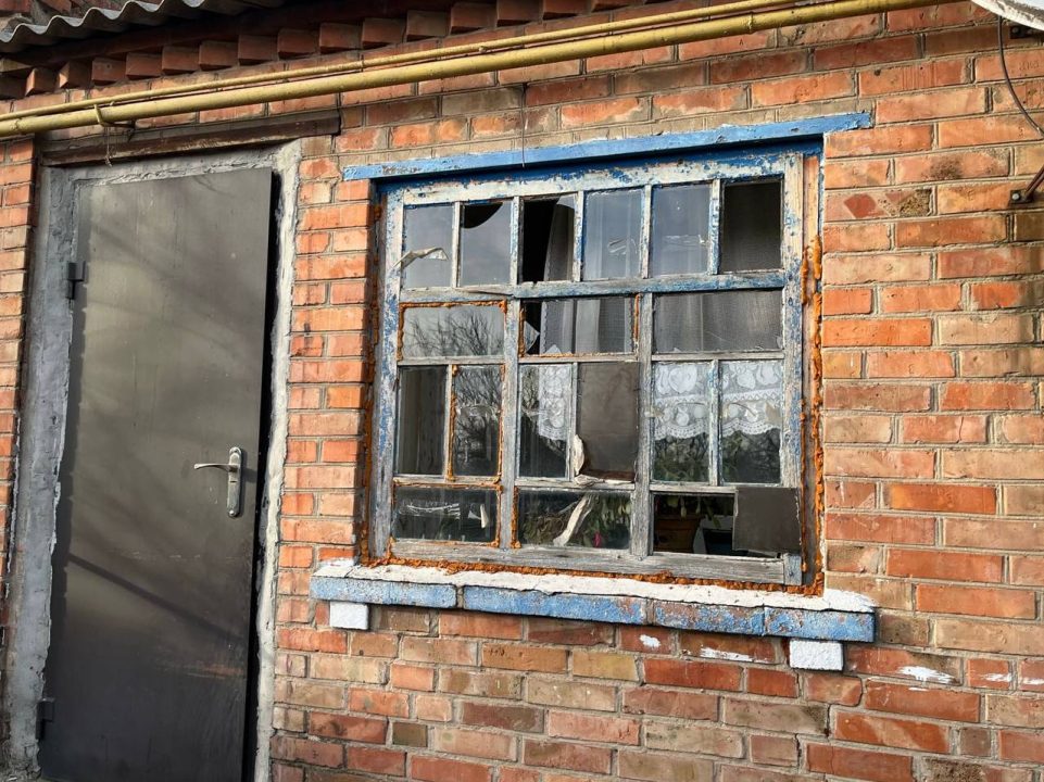 Внаслідок ворожого обстрілу на Дніпропетровщині постраждав 70-річний чоловік