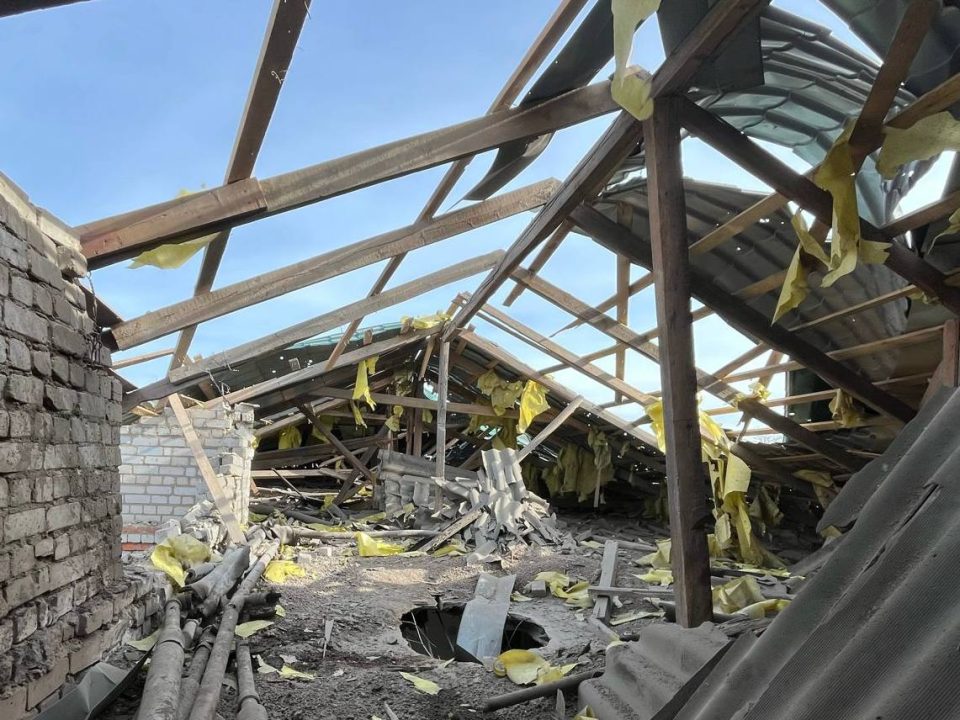 Внаслідок ворожого обстрілу на Дніпропетровщині постраждав 70-річний чоловік