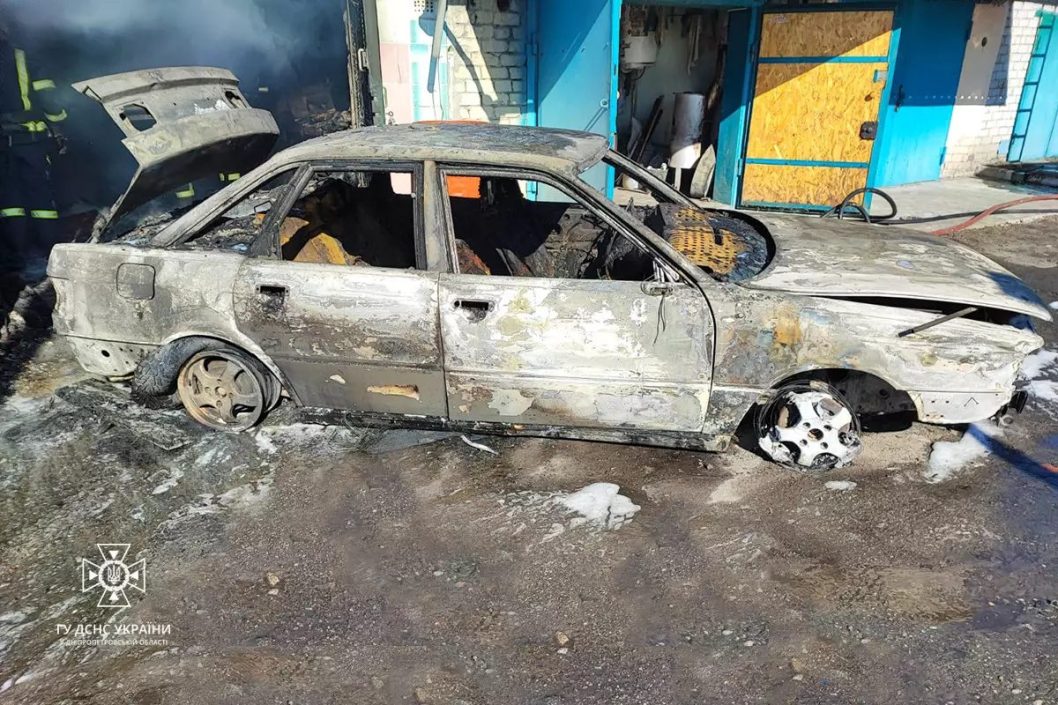 На Дніпропетровщині сталася пожежа у гаражі: вщент згоріла автівка, постраждав чоловік - рис. 2