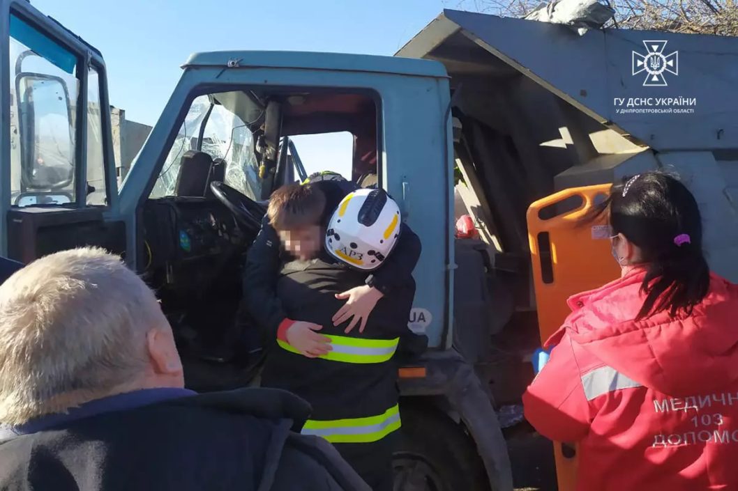 У салоні вантажівки затисло дитину: деталі аварії у передмісті Дніпра - рис. 2
