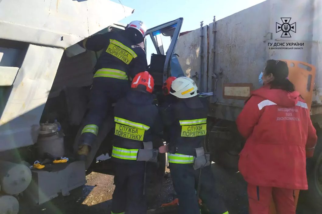 У салоні вантажівки затисло дитину: деталі аварії у передмісті Дніпра - рис. 1
