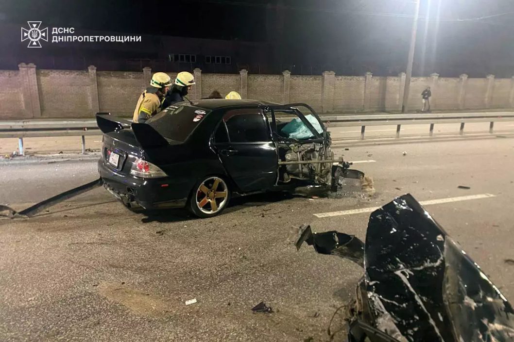 Водитель не справился с управлением и влетел в столб: подробности ДТП на Набережной Заводской в Днепре - рис. 2