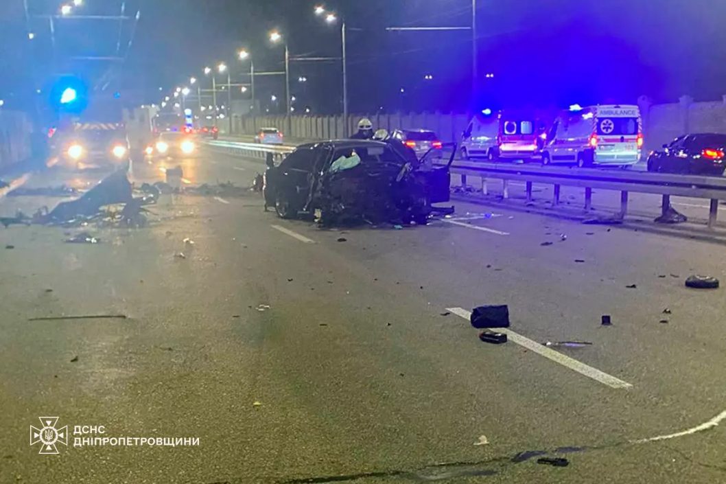Водитель не справился с управлением и влетел в столб: подробности ДТП на Набережной Заводской в Днепре - рис. 1