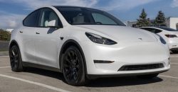 Tesla за 10 000 грн: у Дніпрі дружина слідчого за безцінок придбала дороговартісне авто