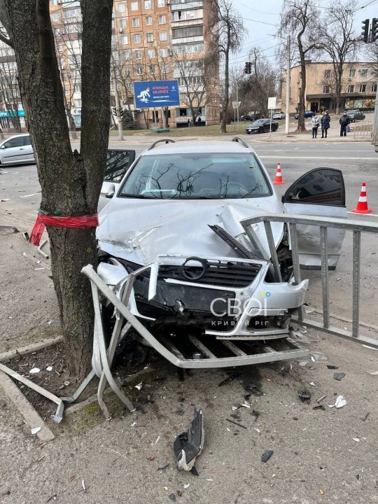 На Дніпропетровщині внаслідок ДТП автівку відкинуло у паркан