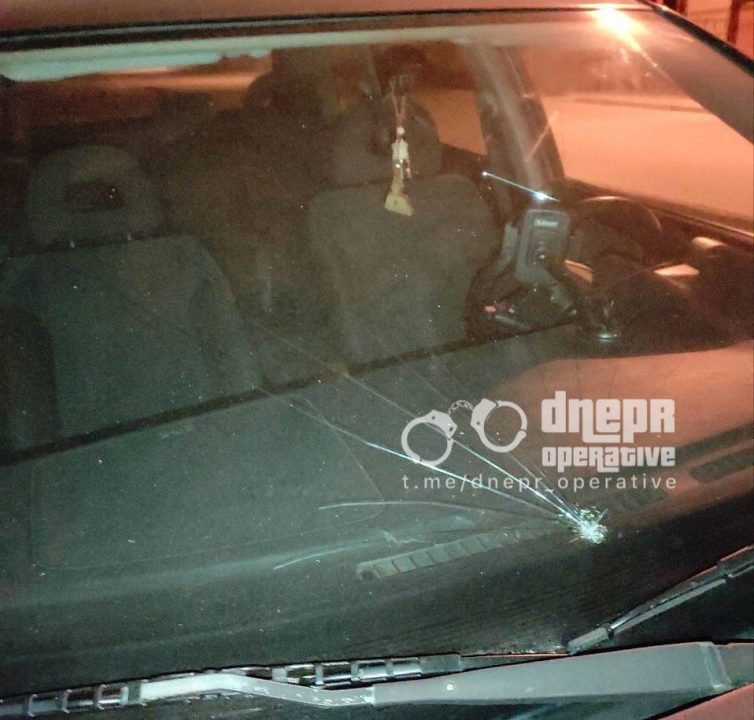 У Дніпрі невідомий побив каменем автівку