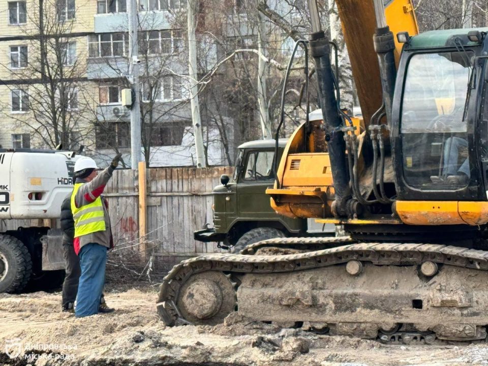 Коммунальщики Днепра за месяц уже обновили 20% коллектора возле бульвара Славы - рис. 1