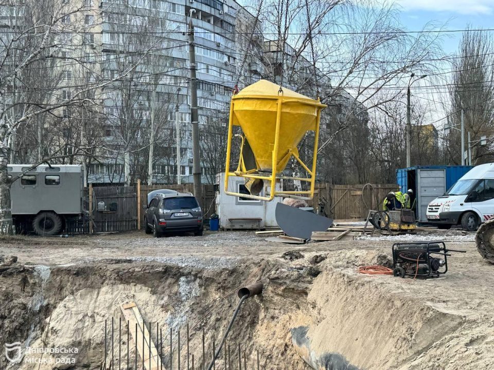 Коммунальщики Днепра за месяц уже обновили 20% коллектора возле бульвара Славы - рис. 2
