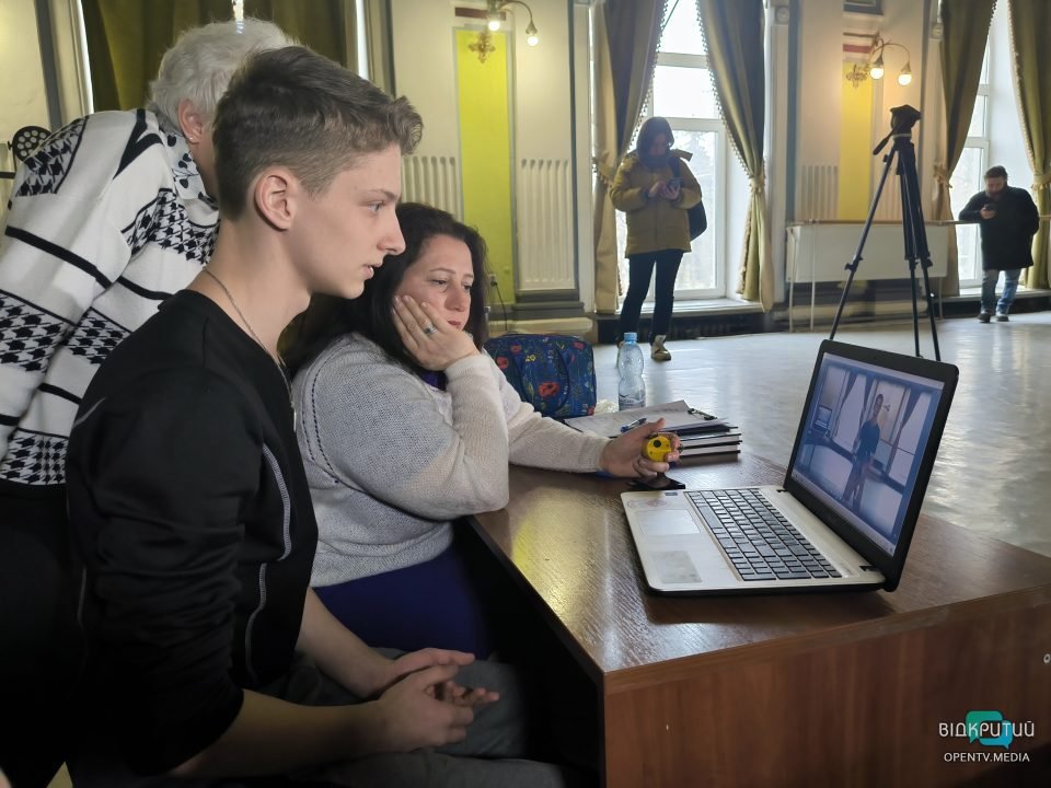 У Дніпрі 16-річний хлопець встановив рекорд України з жонглювання трьома булавами - рис. 4