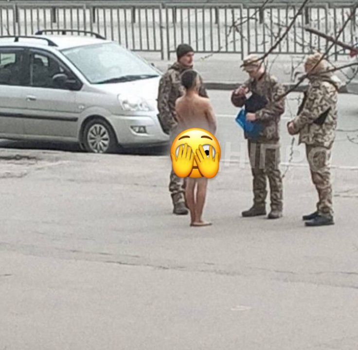 Голий неадекват бігає вулицями Дніпра