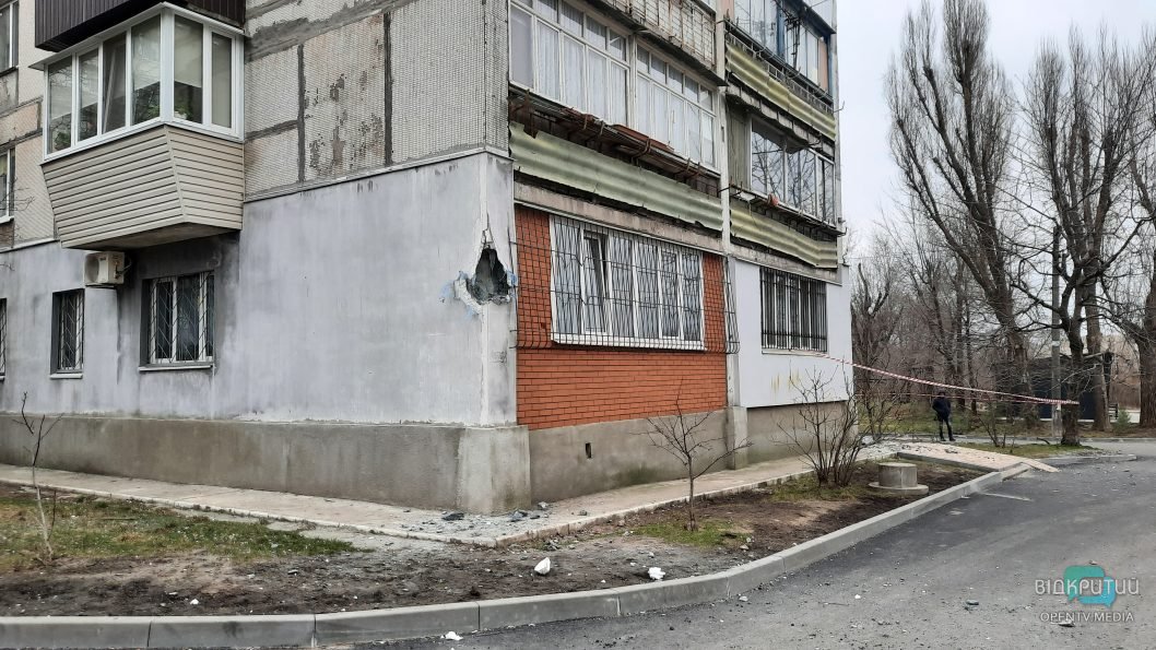 Изуродованные дома и выбитые окна: последствия ракетной атаки россиян по Днепру - рис. 1