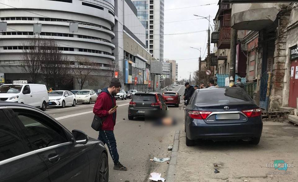 У середмісті Дніпра Volkswagen збив пішохода, який перебігав дорогу на «червоний» - рис. 1